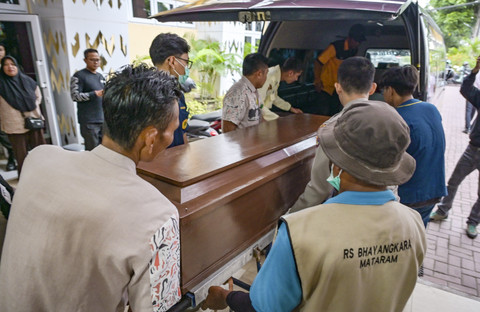 Petugas medis memindahkan peti jenazah pendaki Gunung Rinjani berkewarganegaraan Brazil Juliana Marins ke mobil ambulans untuk dibawa ke Bali, di Rumah Sakit Bhayangkara Polda NTB di Mataram, NTB, Kamis (26/6/2025). Foto: Ahmad Subaidi/ANTARA FOTO