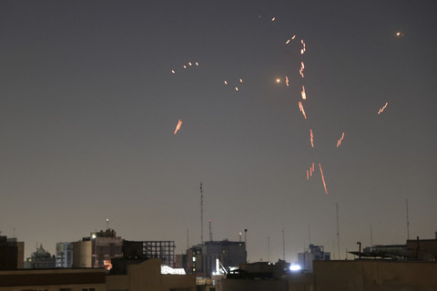 Qatar & Bahrain Tutup Ruang Udara Imbas Iran Rudal Pangkalan Militer AS di Doha