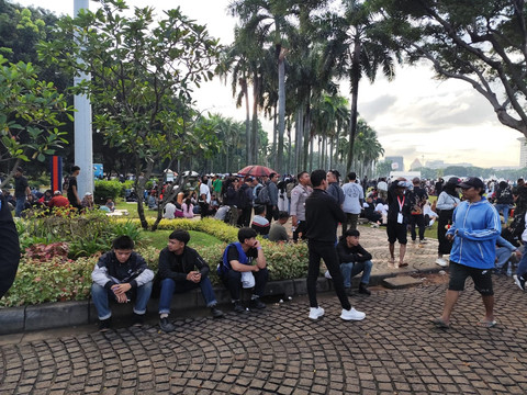 Warga mulai memadati kawasan Monas jelang perayaan HUT Bhayangkara ke-79 di Monas, Jakarta, pada Selasa (1/7/2025). Foto: Luthfi Humam/kumparan