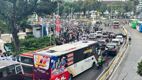 Suasana di Jalan Medan Merdeka Barat, Jakarta Pusat arah Monas dipadati pengunjung dan kendaraan, Selasa (1/7). Foto: Nasywa Athifah/kumparan