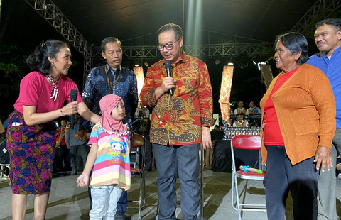 Wali Kota Yogya, Hasto Wardoyo, mengadakan lomba dadakan memungut puntung rokok di Malioboro. Foto: Dook. Pemkot Yogya