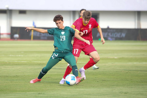 Pemain Pakistan, Anmool Hira (kiri), tengah berduel dengan Tatiana Kaznacheeva (kanan) di laga pamungkas Grup D Kualifikasi Piala Asia Wanita 2026 di Indomilk Arena, Tangerang, Sabtu (5/7). Foto: Dicky Adam Sidiq/kumparan