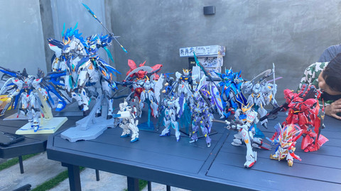 Kumpulan koleksi gundam yang dimiliki setiap anggota Borneo Toys Club untuk dipajang. Foto: Alycia Tracy Nabila/HiPontianak