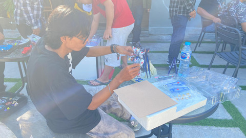 Salah satu anggota tampak sedang merakit mainan gundam. Foto: Alycia Tracy Nabila/HiPontianak