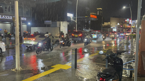 Banjir di Kemang Raya, Jakarta Selatan Mulai Surut, Senin (7/7/2025). Foto: Rayyan Farhansyah/kumparan