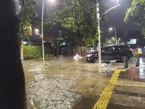 Situasi arus lalu lintas di Jalan Kemang Raya, Jakarta Selatan, pada Senin (7/7/2025). Foto: Rachmadi Rasyad/kumparan