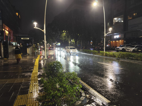 Situasi arus lalu lintas di Jalan Kemang Raya, Jakarta Selatan, pada Senin (7/7/2025). Foto: Rachmadi Rasyad/kumparan