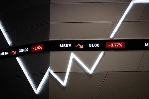 Layar digital menampilkan pergerakan Indeks Harga Saham Gabungan (IHSG) di Bursa Efek Indonesia (BEI), Jakarta, Selasa (8/4/2025).  Foto: ANTARA FOTO/Bayu Pratama S