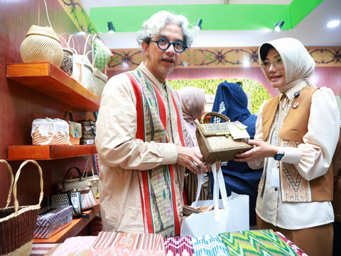 Ketua Dekranasda Pontianak Yanieta Arbiastutie menjelaskan produk tas rajut kepada Desainer Didiet Maulana. Foto: Dok. Prokopim Pemkot Pontianak