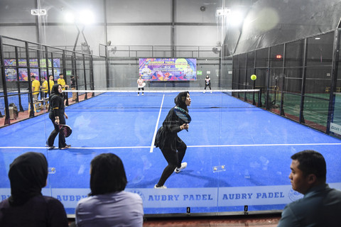 Pemain padel mengembalikan bola ke arah lawannya saat mengikuti Kejuaraan Padel Kapolresta Samarinda di Samarinda, Kalimantan Timur, Rabu (2/7/2025). Foto: M Risyal Hidayat/ANTARA FOTO