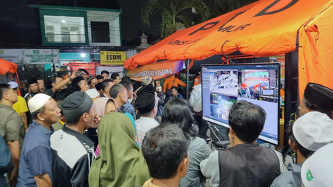 Suasana posko keluarga korban ambruknya bangunan Ponpes Al-Khoziny di asrama putri Ponpes Al-Khoziny, Kecamatan Buduran, Sidoarjo, Kamis (2/10/2025). Foto: Farusma Okta Verdian/kumparan