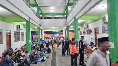 Suasana posko keluarga korban ambruknya bangunan Ponpes Al-Khoziny di asrama putri Ponpes Al-Khoziny, Kecamatan Buduran, Sidoarjo, Kamis (2/10/2025). Foto: Farusma Okta Verdian/kumparan