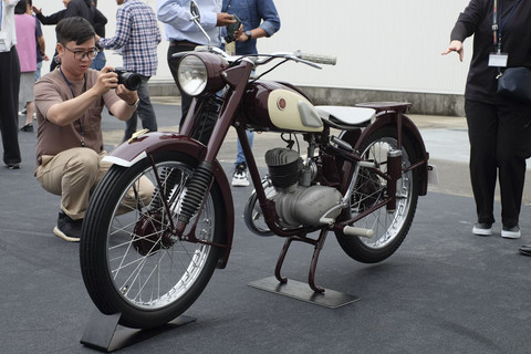 Motor pertama buatan Yamaha, YA-1 disimpan di Yamaha Motor Corporation Head Quarter Japan. Foto: Sena Pratama/kumparan