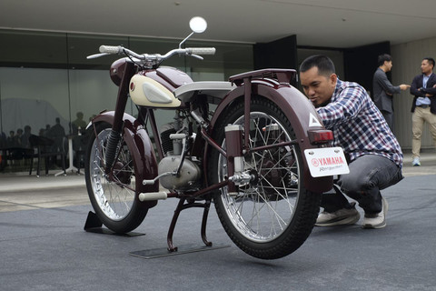 Motor pertama buatan Yamaha, YA-1 disimpan di Yamaha Motor Corporation Head Quarter Japan. Foto: Sena Pratama/kumparan