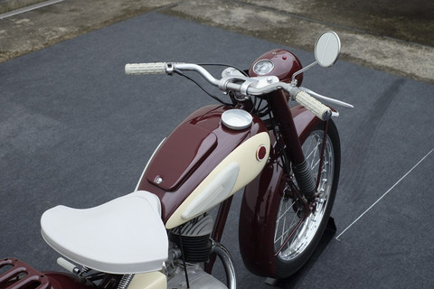 Motor pertama buatan Yamaha, YA-1 disimpan di Yamaha Motor Corporation Head Quarter Japan. Foto: Sena Pratama/kumparan