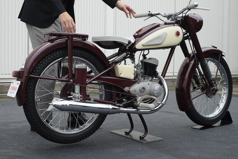 Motor pertama buatan Yamaha, YA-1 disimpan di Yamaha Motor Corporation Head Quarter Japan. Foto: Sena Pratama/kumparan