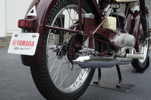 Motor pertama buatan Yamaha, YA-1 disimpan di Yamaha Motor Corporation Head Quarter Japan. Foto: Sena Pratama/kumparan