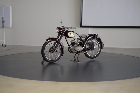 Motor pertama buatan Yamaha, YA-1 disimpan di Yamaha Motor Corporation Head Quarter Japan. Foto: Sena Pratama/kumparan