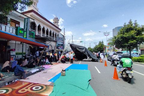 Suasana tenda Maulidan yang ditabrak mobil di Kembangan, Jakarta Barat, Minggu (9/11/2025). Foto: Rachmadi Rasyad/kumparan