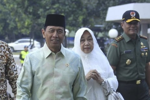 Wiranto bersama istrinya Rugaiya Usman (kanan). Foto: Instagram/ @wiranto.official