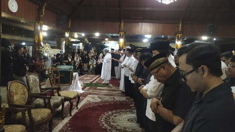 Sejumlah keluarga serta kerabat melaksanakan Salat Jenazah untuk Rugaiya Usman Wiranto di rumah duka di Jalan Palem Kartika, Jakarta Timur, Minggu (16/11/2025). Foto: Rachmadi Rasyad/kumparan