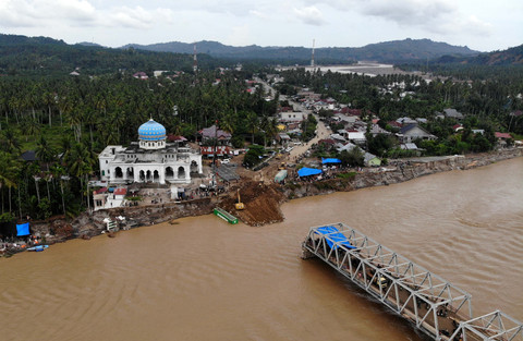 Foto udara pembangunan jembatan bailey di Teupin Mane, Juli, Bireuen, Aceh, Minggu (7/12/2025). Foto: Irwansyah Putra/ANTARA FOTO