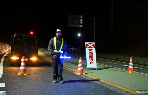 Lalu lintas dibatasi di sebuah jalan setelah dikeluarkannya peringatan tsunami di Rikuzentakata, Prefektur Iwate, Jepang, Selasa (9/12/2025). Foto: Kyodo/via REUTERS